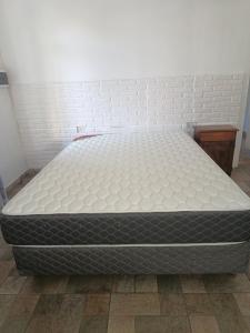 Cama en habitación con colchón en Departamento Familiar con estacionamiento incluido, en Bahía Blanca