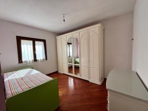 En eller flere senge i et værelse på Villa Rosa Apartment