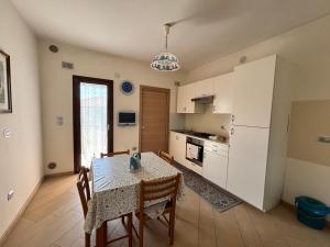 a kitchen and dining room with a table and chairs at Villa Rosa Apartment in Villa Rosa