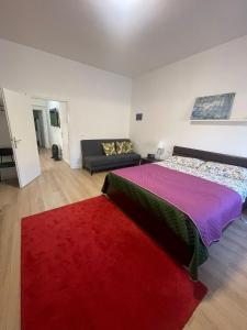 1 dormitorio con cama y alfombra roja en Casa Rosa, en Montelupo Fiorentino