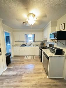 מטבח או מטבחון ב-Charming 3BR with Interstate Access