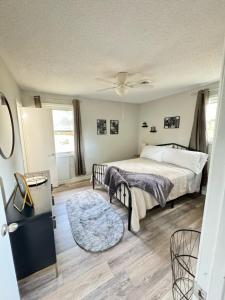 מיטה או מיטות בחדר ב-Charming 3BR with Interstate Access