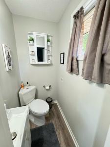 חדר רחצה ב-Charming 3BR with Interstate Access +31 תמונות