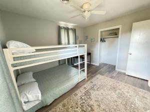 מיטה או מיטות בחדר ב-Charming 3BR with Interstate Access