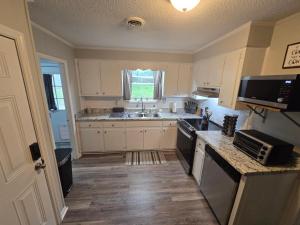 מטבח או מטבחון ב-Charming 3BR with Interstate Access