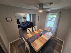 אזור ישיבה ב-Charming 3BR with Interstate Access