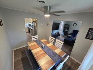 אזור ישיבה ב-Charming 3BR with Interstate Access