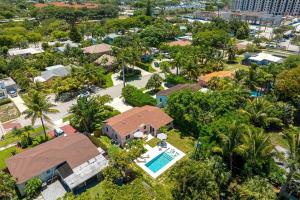 eine Luftaufnahme eines Hauses mit Swimmingpool in der Unterkunft The Coral Cabana Modern Palm Beach Escape in West Palm Beach
