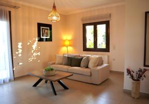 Χώρος καθιστικού στο Villa Serenity