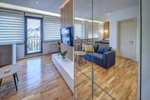una sala de estar con un sofá y una mesa en Spa King Apartments 1, en Belgrado