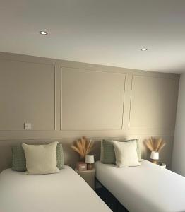 two beds sitting next to each other in a room at apartment block- great for contractors in Hull