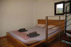 a bedroom with a bunk bed with towels on it at Jennie's lovely countryhouse - Malakontas Eretria in Malakóndas