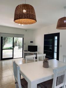 ein Esszimmer mit einem weißen Tisch und Stühlen in der Unterkunft Casa de campo, paz, tranquilidad in Concordia