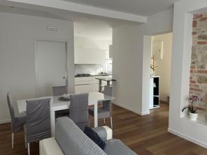 a kitchen and living room with a table and chairs at Casa Inès in Conegliano