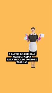 a man in an apron holding a pair of mitts at NEO BEIRA MAR PAJUCARA 2Qts 2WIFI 2 GARAG- Adm Nutelss in Maceió
