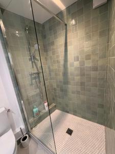 une salle de bain avec une douche en verre et des toilettes dans l'établissement Élégance & confort -2 chambres hyper centre, Clim, à Avignon 1 autre photo