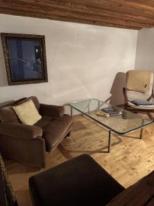 a living room with a couch and a glass table at Fürstentor Greding in Greding