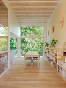 a room with a table and bookshelves at Maison d'architecte sur Seine in Issy-les-Moulineaux