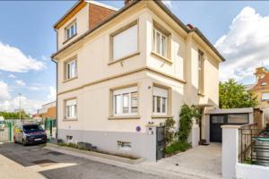 a house with a car parked in front of it at Appart Premium Kids Friendly avec Parking Privé in Schiltigheim