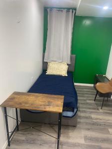 una pequeña habitación con una cama y una mesa en B12 Private Room In Cambridge, en Cambridge