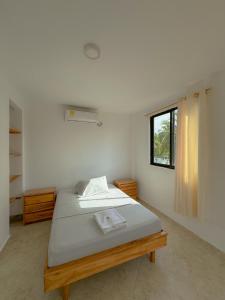 La RadaにあるCasa Wairuaのベッドと窓のある白い部屋 +25枚の写真