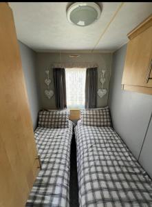 Ένα ή περισσότερα κρεβάτια σε δωμάτιο στο Caravan +6 φωτογραφίες
