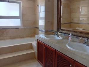 Ванная комната в Luxury 3 Bed Condominium Sea Views at the San Roque Golf Club near Sotogrande