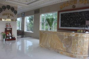 a lobby with a reception desk in a building at Hoang Thanh Thuy 3 Hotel in Ho Coc