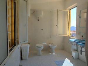Ванная комната в Family & Friends - Room 1 - Second Floor - shared bathroom