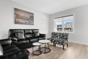 卡尔加里Cozy and inviting 3BR Entire Home in Calgary for holidays and gatherings free parking for two cars的相册照片