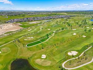 卡尔加里Cozy and inviting 3BR Entire Home in Calgary for holidays and gatherings free parking for two cars的相册照片