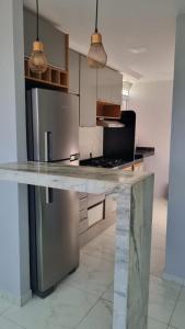 レシフェにあるApartamento em Barra de Jangadaのキッチン(大理石のカウンタートップ付)