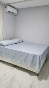 レシフェにあるApartamento em Barra de Jangadaの白い部屋のベッド1台(マットレス付)