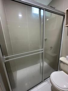 卡塔赫纳Hotel Ibiza Hotel en Cartagena de indias, sector comercial的带马桶的浴室里的玻璃淋浴间