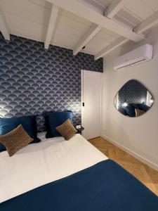 a bedroom with a large bed and a mirror at Riviera Luxe Glam in Sestri Levante +5 photos
