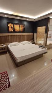 a bedroom with a large bed in a room at Motel Lunary in Piedade