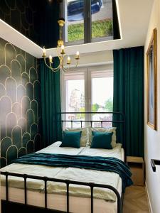 Postel nebo postele na pokoji v ubytování Apartament Filmowy za Ratuszem