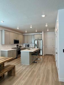 Η κουζίνα ή μικρή κουζίνα στο Great Location Sleeps 8 with 5 Beds and 3 Baths