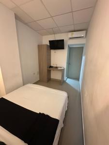 卡塔赫纳Hotel Ibiza Hotel en Cartagena de indias, sector comercial的一间有一张床和一台电视的小房间 更多8张照片