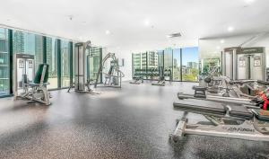 Pusat kecergasan dan/atau kemudahan kecergasan di Prime CBD Location - Modern Melbourne Apartment with Enclosed Balcony Free Tram Access