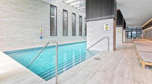 Kolam renang di atau dekat dengan Prime CBD Location - Modern Melbourne Apartment with Enclosed Balcony Free Tram Access