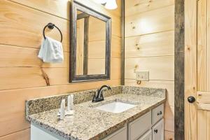ピジョン・フォージにあるSmoky Ridge - Stunning Mountain Views, Hot Tub, Fire Pit, Gigabit Internet, Exceptional Cabinの洗面台と鏡のあるバスルーム +11枚の写真