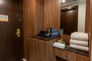 Un baño con un mostrador con una pila de toallas. en Hayah Plaza Hotel, en Medina