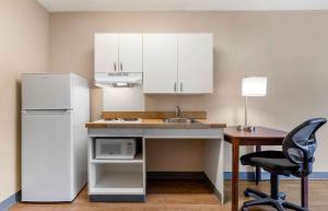Кухня или мини-кухня в Extended Stay America Suites - Indianapolis - Airport - W Southern Ave
