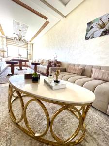 Un lugar para sentarse en Charmant et spacieux Appart au coeur de Tanger- Family Only