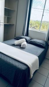 un letto in una stanza con due asciugamani di Mirantes Resort Mirantes Caminho do Mar a Parnamirim