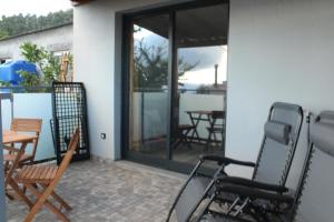 un patio con sillas, una mesa y una ventana en Nature Apartment 2 with Pool, en Arco da Calheta 7 fotos más