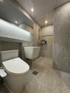 ソウルにあるDada Stay Hongdaeのトイレと洗面台付きのバスルーム +121枚の写真