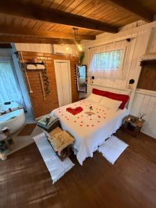 ガスパールにあるCabana Desejoのベッドルーム(大型ベッド1台、バスタブ付)