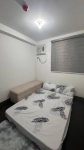 une chambre avec un lit et une fenêtre dans l'établissement Ica JM Nest at Hacienda Balai, à Manille